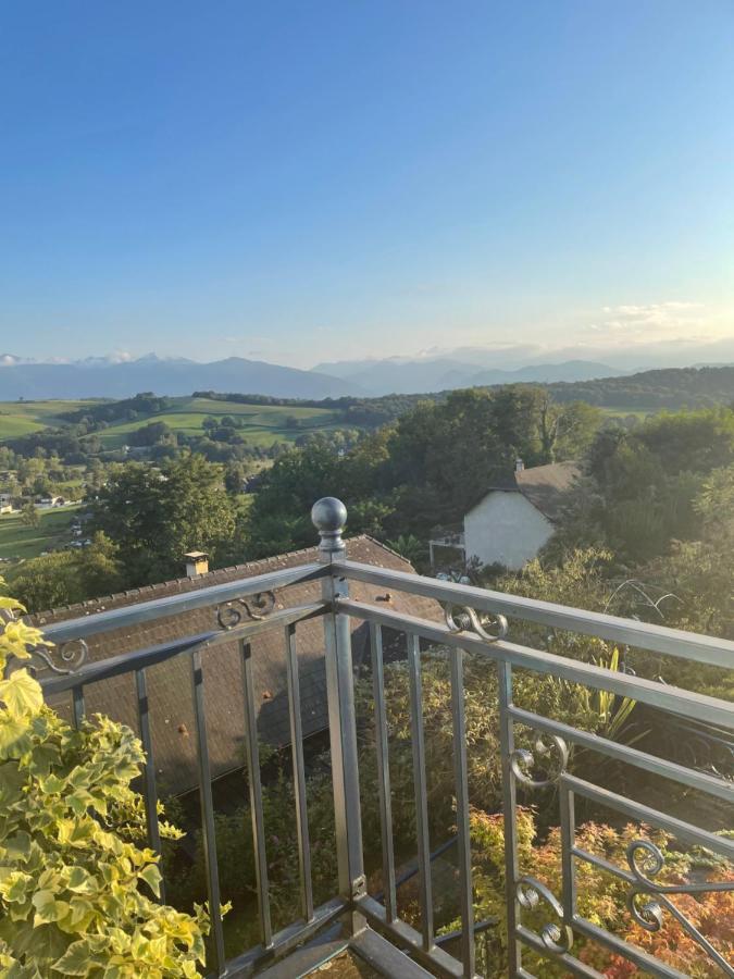 Gîtes de La Maison Bleue d'Estialescq Extérieur photo