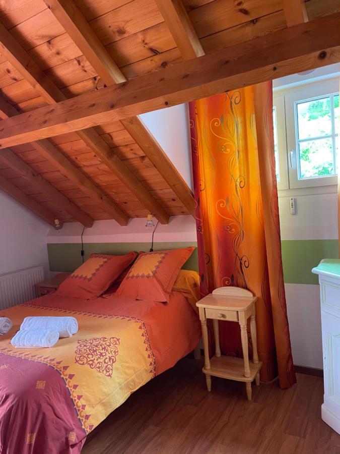 Gîtes de La Maison Bleue d'Estialescq Extérieur photo