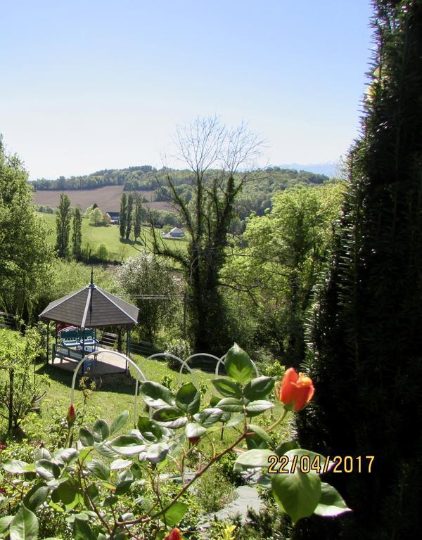 Gîtes de La Maison Bleue d'Estialescq Extérieur photo
